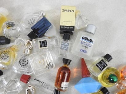PERFUMERY
Collection of about thirty miniature...