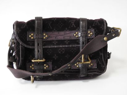 Louis VUITTON - Limited Edition
Clyde Mon