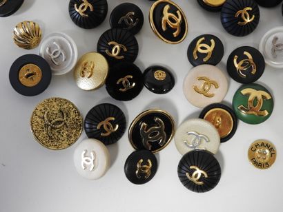 CHANEL
Reunion of about 43 buttons in all...