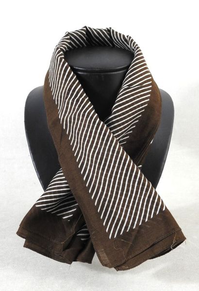 Yves SAINT-LAURENT
Carré de coton à rayures...