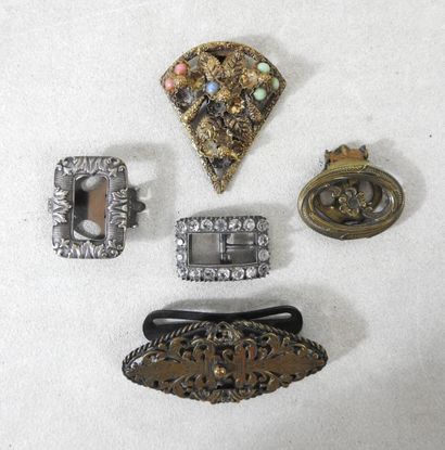 FASHION
Lot including: buckles, dress clips...
