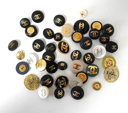 CHANEL
Reunion of about 43 buttons in all...