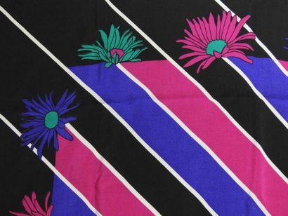 Jean PATOU
Hand-rolled silk scarf decorated...