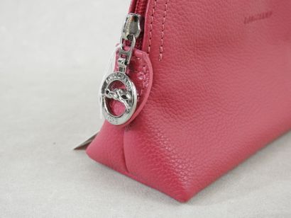 LONGCHAMP
Clutch bag in pink grained leather.
Marked
18...