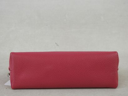 LONGCHAMP
Clutch bag in pink grained leather.
Marked
18...