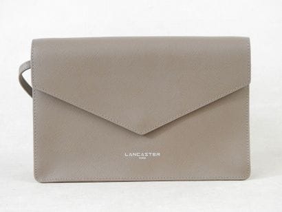 LANCASTER
Leather shoulder bag, taupe color.
H....