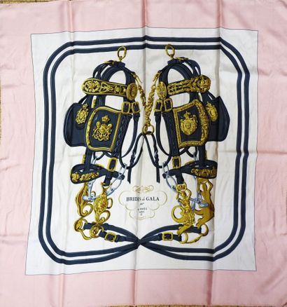 HERMES - Paris
Hand-rolled silk square 