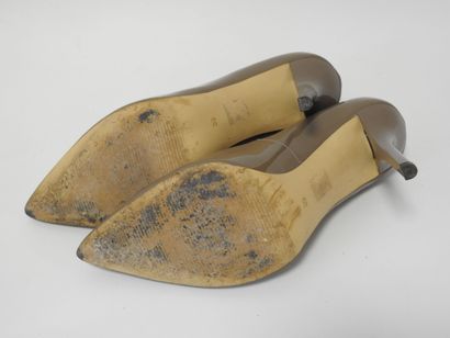 GUESS
Pair of taupe patent leather pumps
Size...