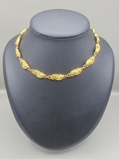 CARVEN.
Collier en métal doré à motif de...