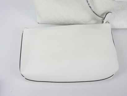 GUESS. Sac à main Convertible Pouch blanc,...