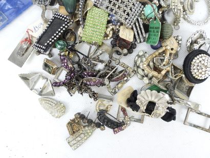 BIJOUX FANTAISIE. Lot comprenant broches,...