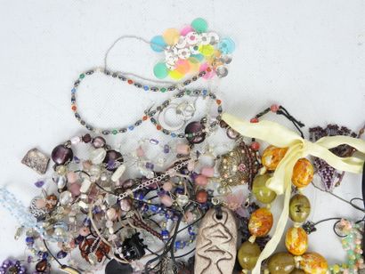 BIJOUX FANTAISIE. Lot comprenant bracelets,...