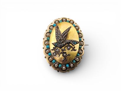 BROCHE VICTORIENNE ovale chantournée en or...