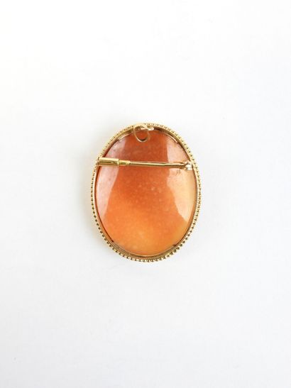 BROCHE camée en or jaune 750/1000°. Poids...