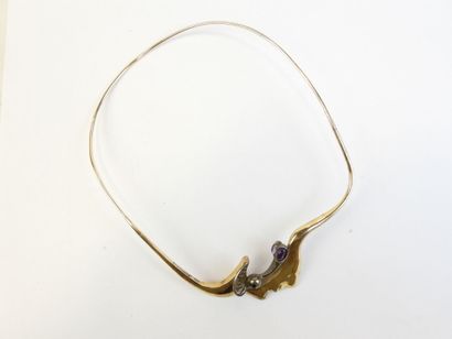 COLLIER en bronze à décor d'un visage stylisé...