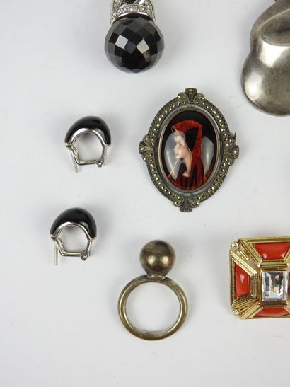 BIJOUX FANTAISIE. Lot comprenant une broche...