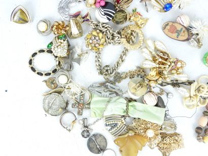 BIJOUX FANTAISIE. Lot comprenant bracelets,...