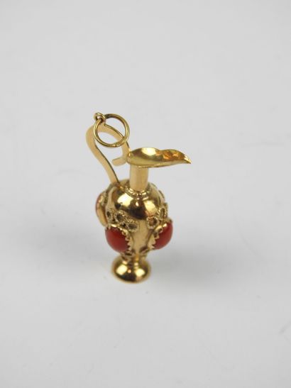 PENDENTIF Aiguière en or jaune à cabochons...