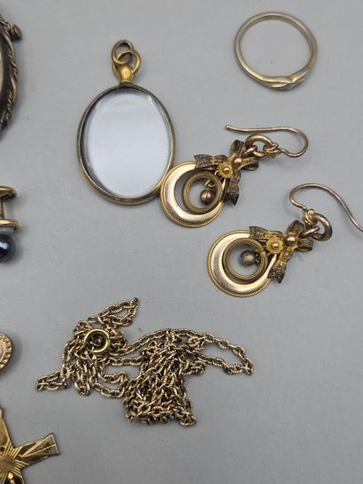 Lot de bijoux en métal doré, certains anciens,...