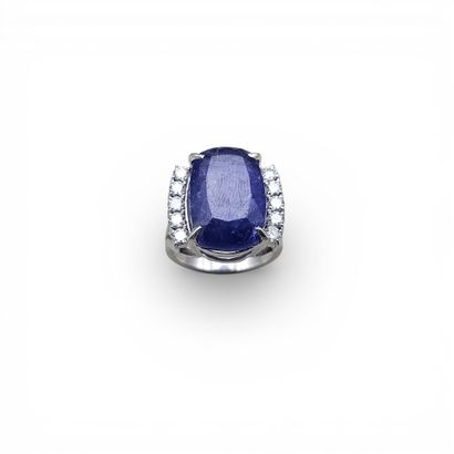 Bague en or gris 750 millièmes centrée d'une...