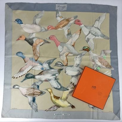 HERMES - Paris. Carré de soie modèle Sauvagines...