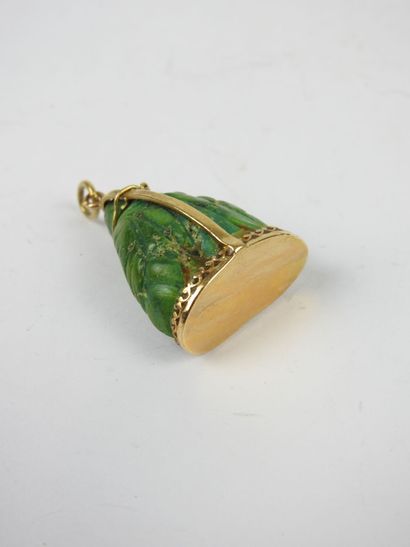 PENDENTIF en pierre dure représentant un...