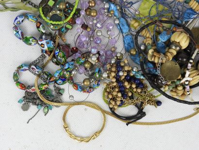 BIJOUX FANTAISIE. Lot comprenant bracelets,...