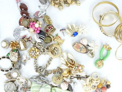 BIJOUX FANTAISIE. Lot comprenant bracelets,...