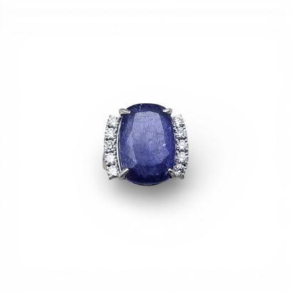 Bague en or gris 750 millièmes centrée d'une...