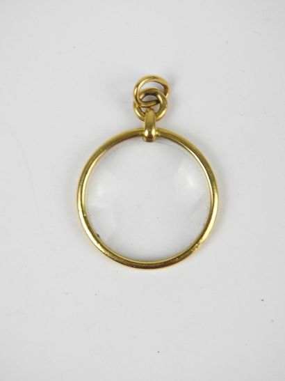 PENDENTIF loupe, monture en or jaune 750/1000°....