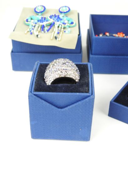SWAROVSKI. Réunion d'un collier à décor de...