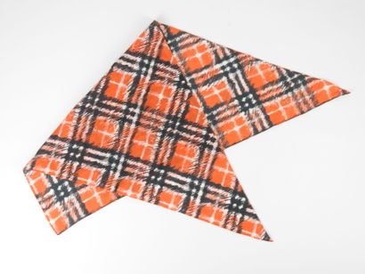 BURBERRY. Foulard triange en coton dans les...