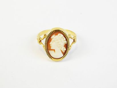 BAGUE en or jaune 750/1000° et camée. Poids...