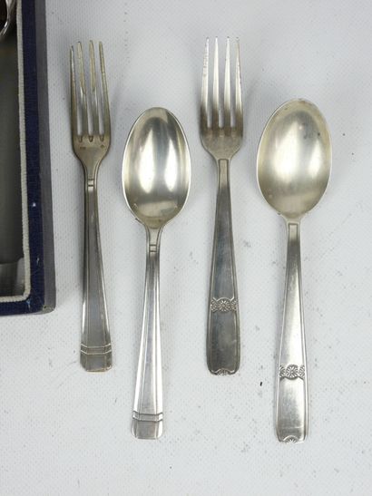 MENAGERE en métal argenté de style moderniste...