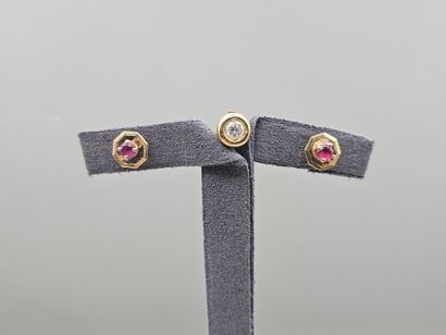 Paire de CLOUS D'OREILLE octogonale en or...