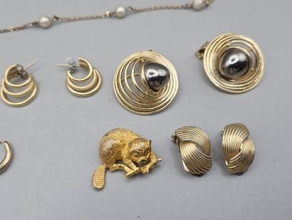 Lot de 6 bijoux en métal doré comprenant...