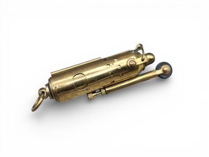 Briquet tempête à essence en laiton. 
Présenté...
