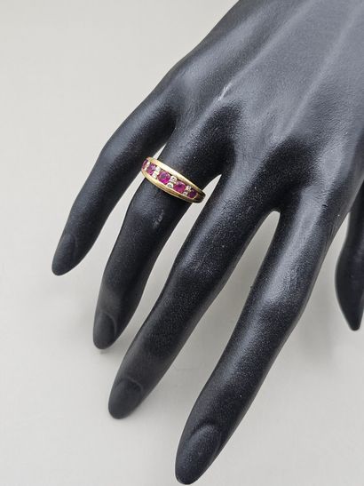 Bague jonc en or jaune 750 ornée de 5 rubis...