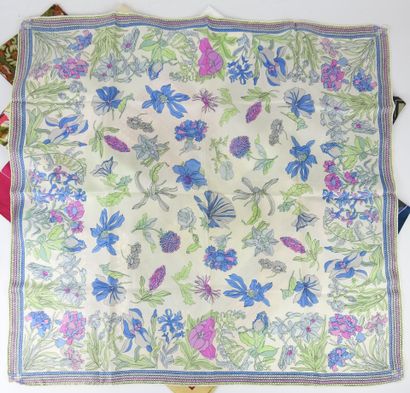 VINTAGE. Lot de 23 foulards diverses tailles...