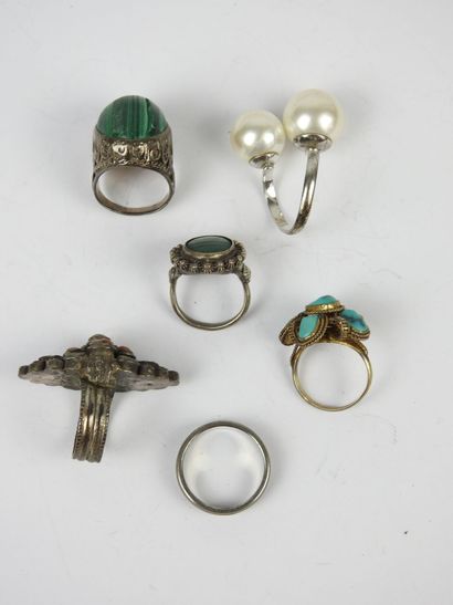BIJOUX FANTAISIE. Lot de six bagues en argent...