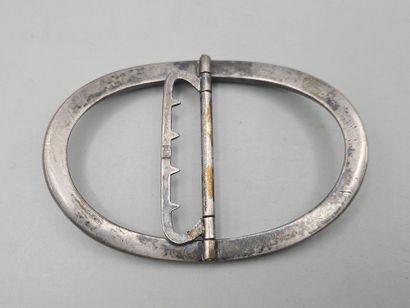 PF.
Boucle de ceinture ovale en métal argenté...