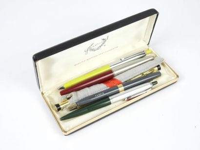 10 STYLOS dont bille et plume de marques...
