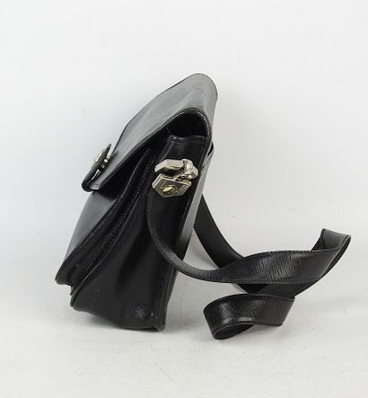 RENOMA - Paris. Black grained leather shoulder...
