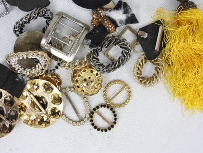 BIJOUX FANTAISIE. Lot comprenant pompon,...