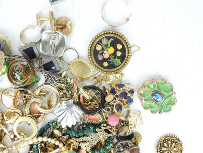 BIJOUX FANTAISIE. Lot comprenant bracelets,...