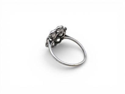 MARGUERITE RING in 750 thousandths white...