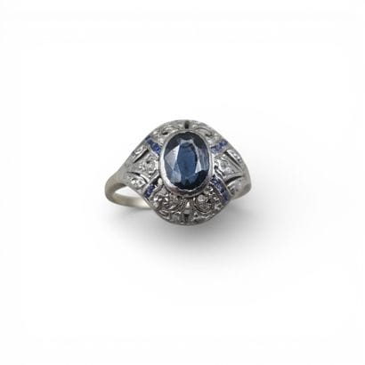 Bague ovale en platine ajouré centrée d'un...