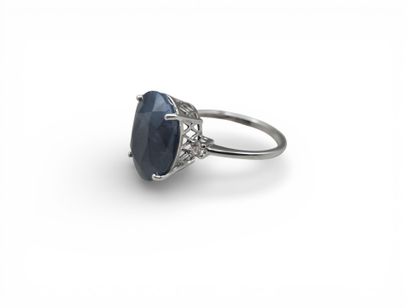 Bague en or gris 750 millièmes centrée d'un...