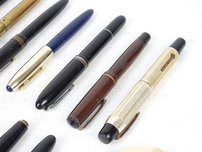 LOT OF 15 STYLOS including 8 pens with a...