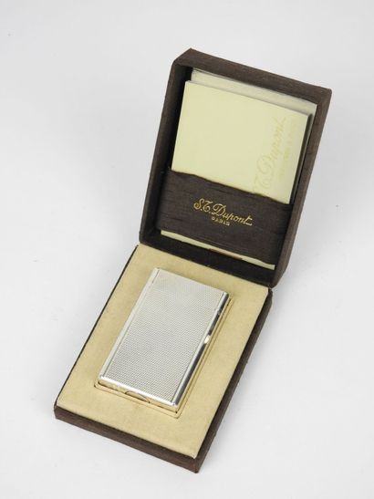 S.T. DUPONT - Paris. Briquet en métal argenté....